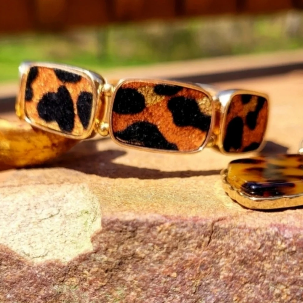 NWT Leopard Print Design Shimmer Gold Statement Bracelet